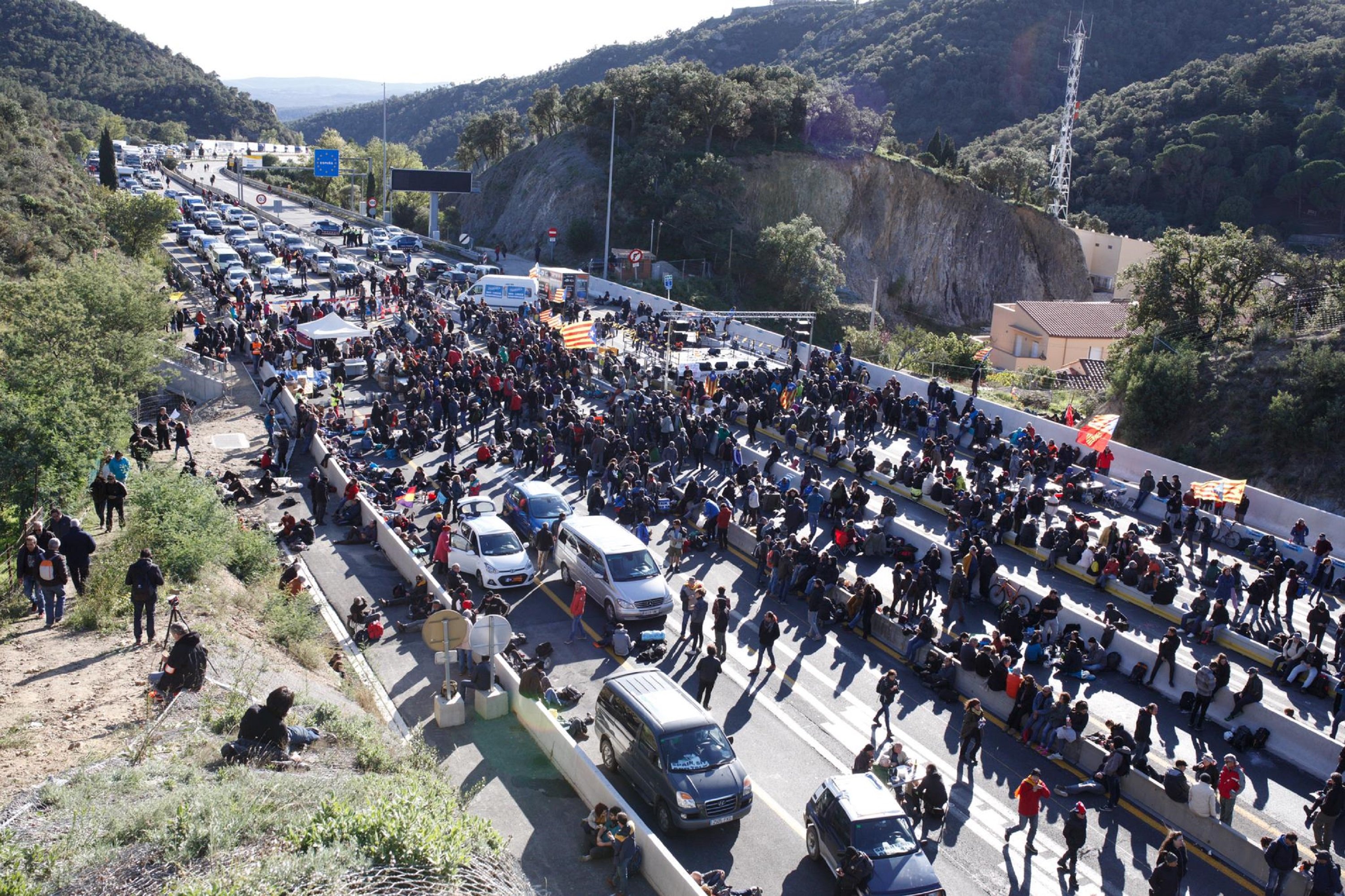 'Le Monde': "Independentistes tallen la principal carretera entre França i Espanya"