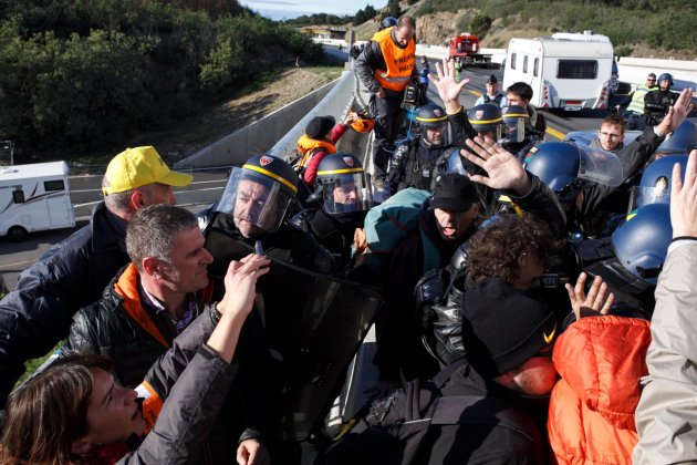 Tsunami democrático corte|trozo juncal policía francés - Mireia Comas