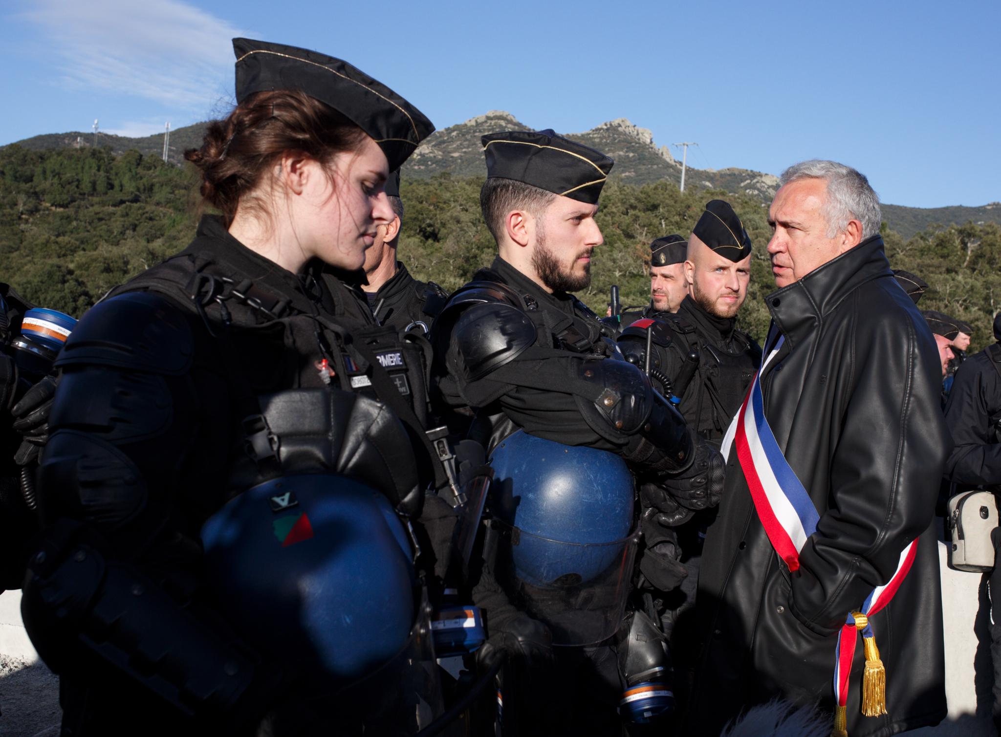 L'alcalde de Prats de Molló fa de mediador entre Gendarmeria i manifestants