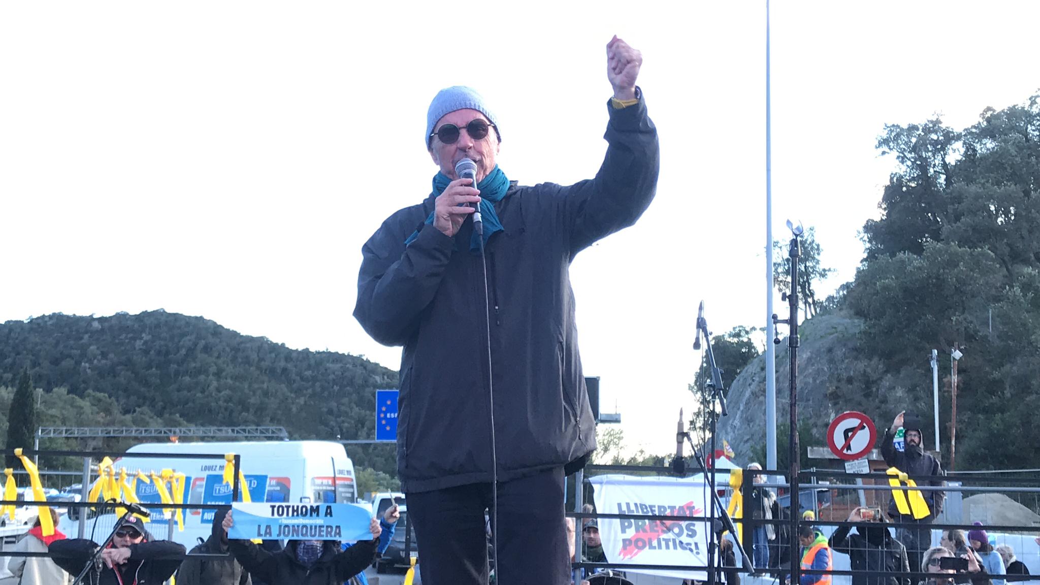 VÍDEO | Lluís Llach, con Tsunami Democràtic: canta en el escenario del corte de la autopista