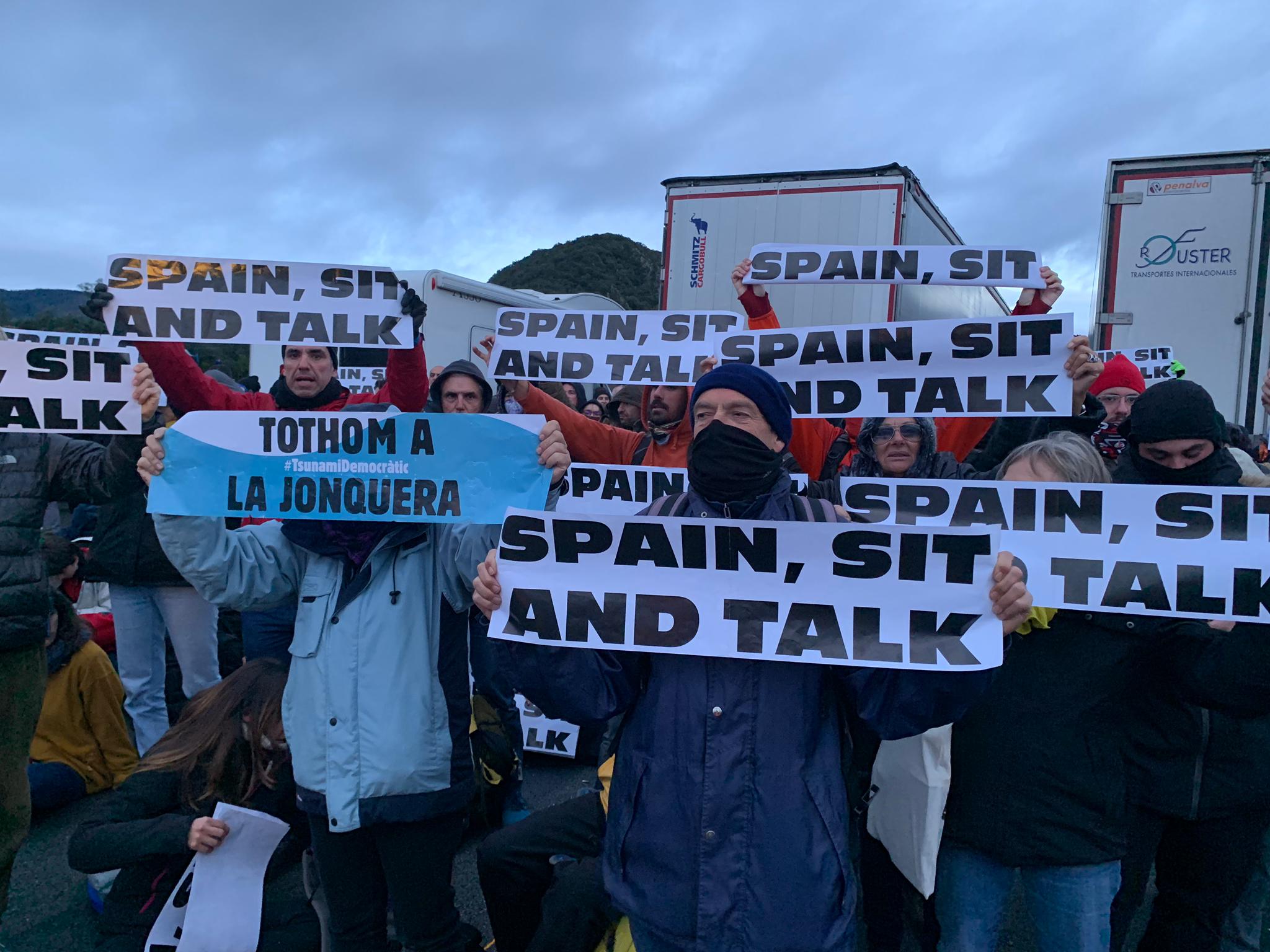 Ten protesters summonsed to testify over Catalan border roadblock