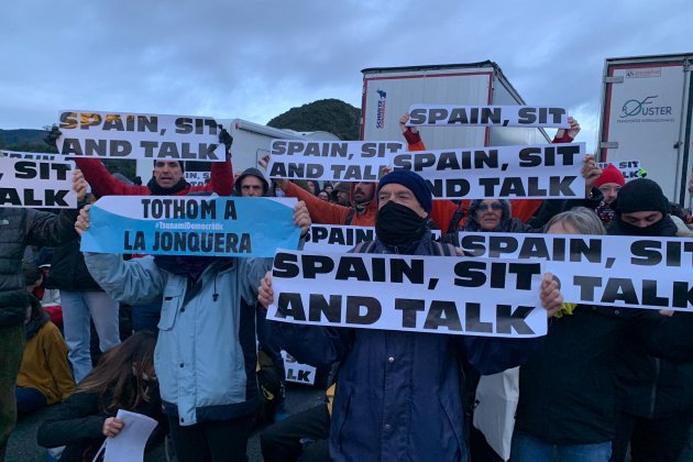 Manifestantes corte|trozo tsunami fortenra la juncal - Mireia Comas