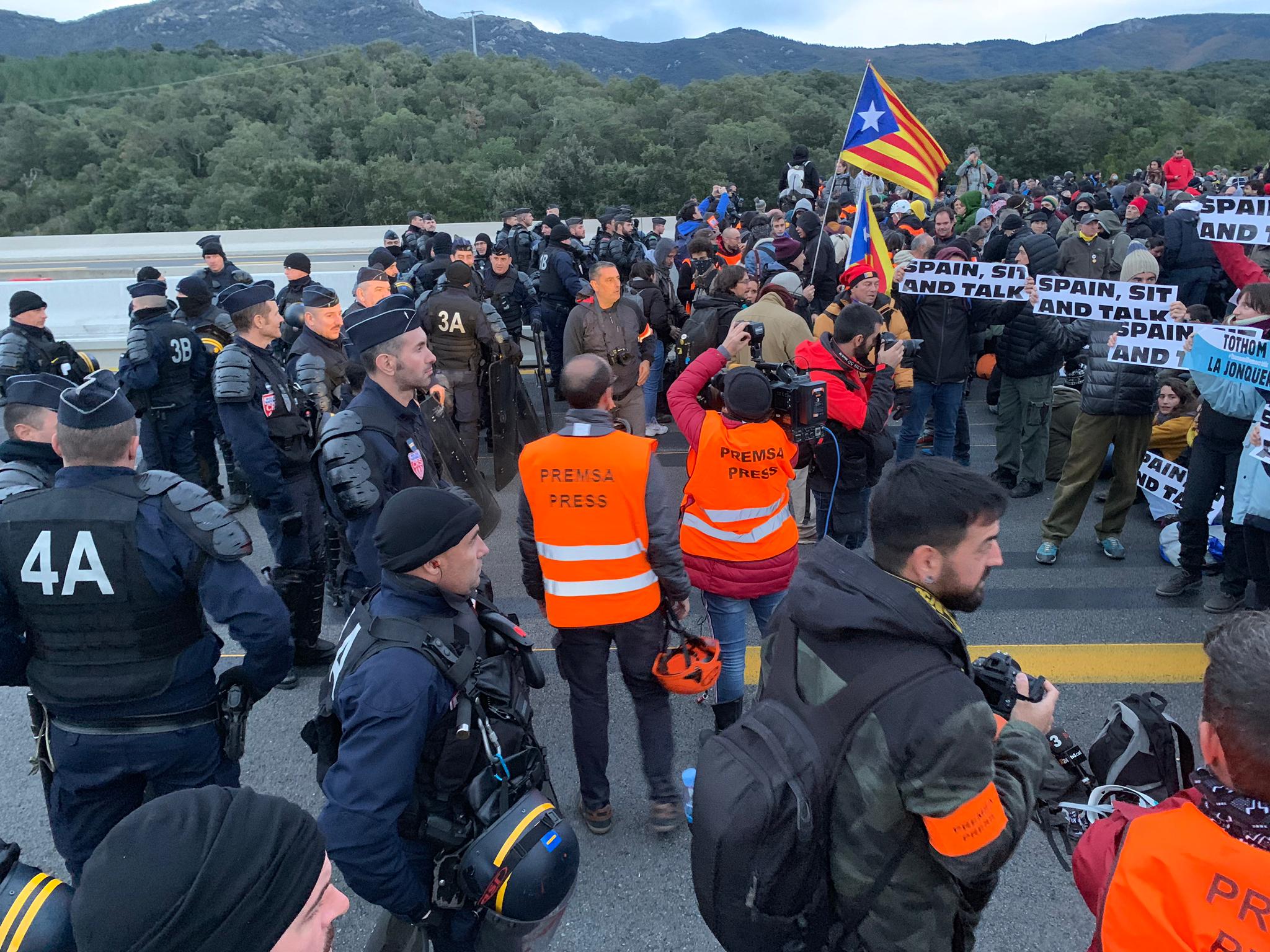 França tanca l'autopista cap a Espanya a més de 90 quilòmetres de la frontera