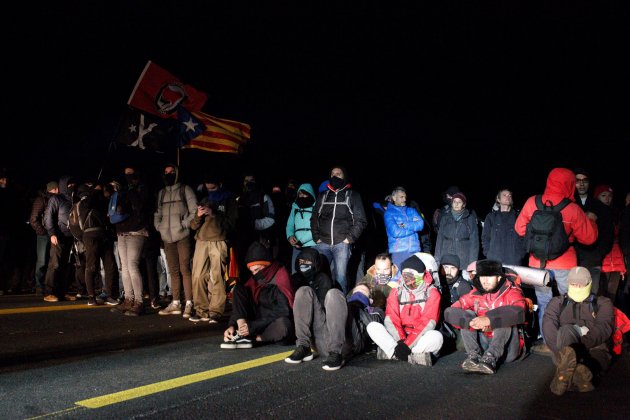 manifestantes corte|trozo tsunami la juncal - Mireia Comas