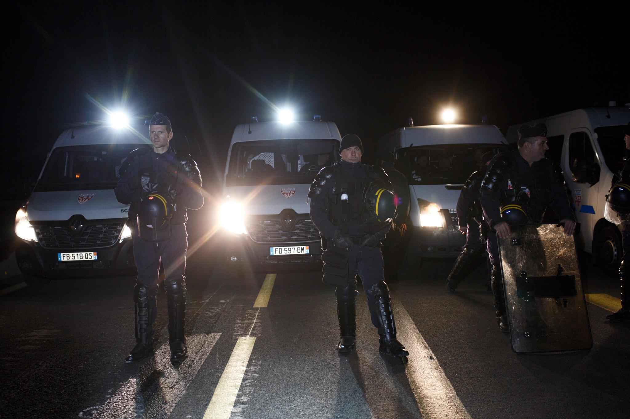 España presiona para desalojar la autopista y la Gendarmería gana tiempo