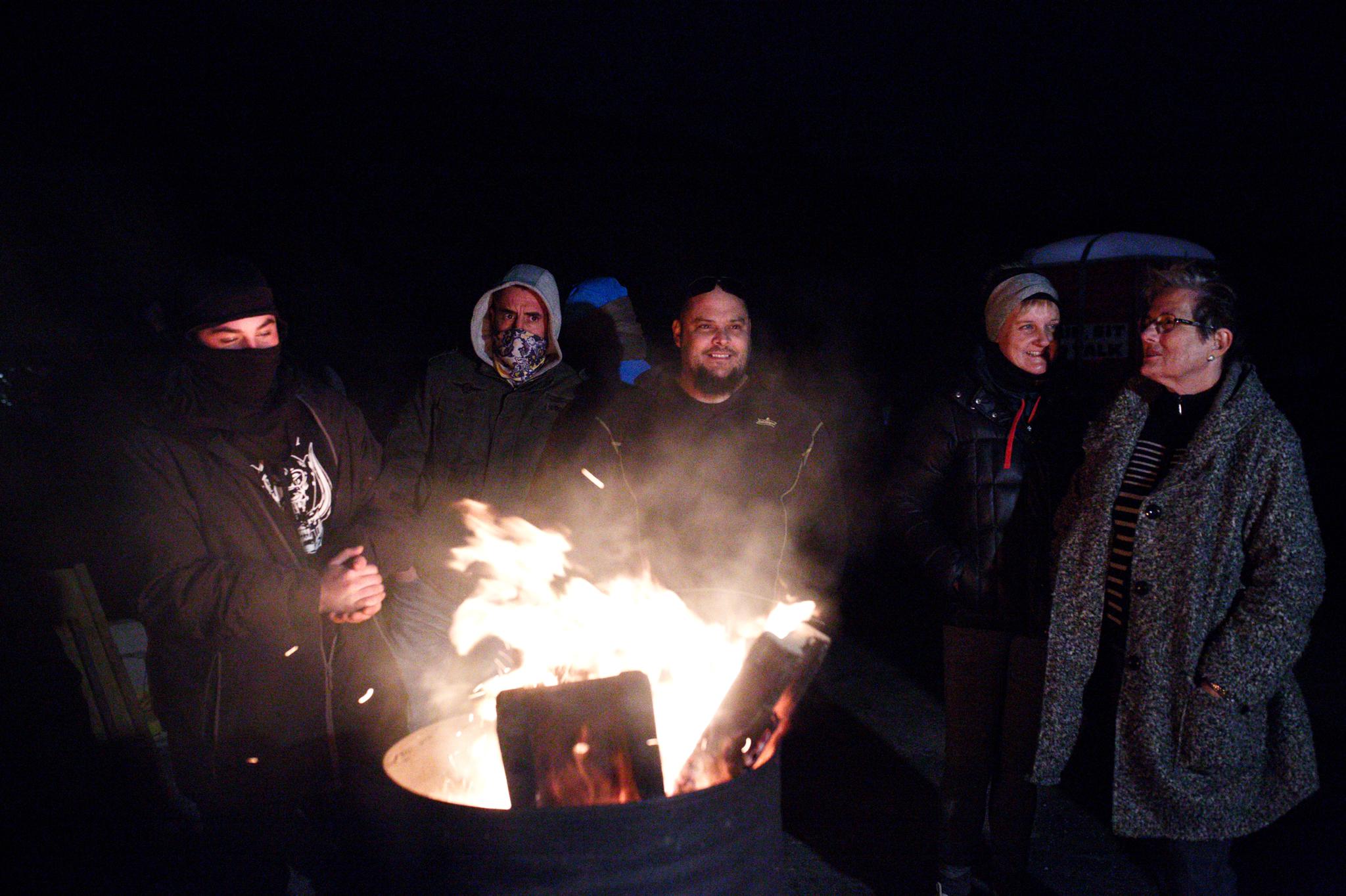 Los manifestantes encienden hogueras en la Jonquera para combatir el frío