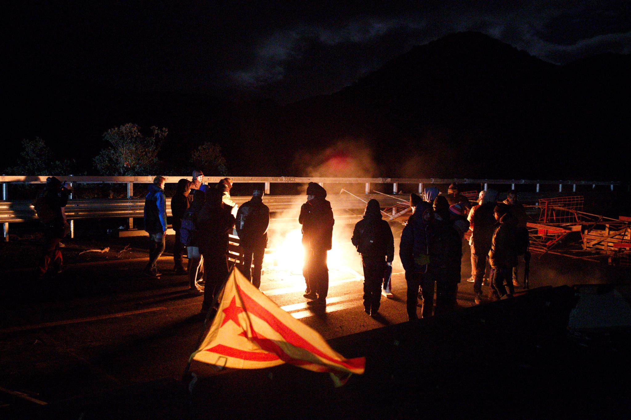 Més de 3.000 persones passen la nit a la frontera amb l'amenaça del desallotjament