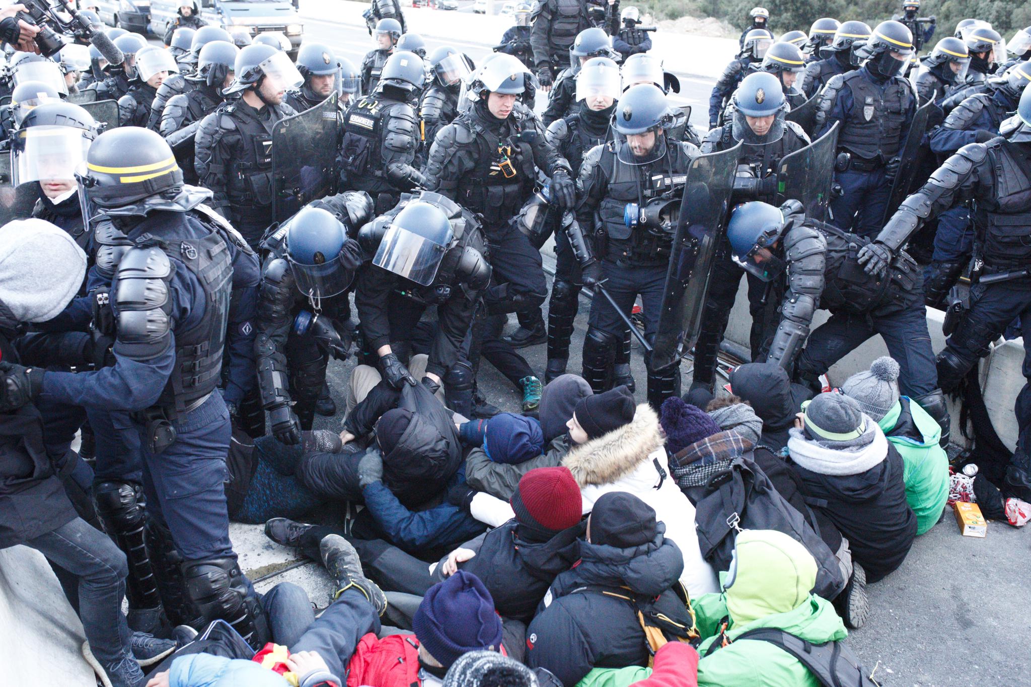 La Gendarmería desaloja la frontera por la fuerza