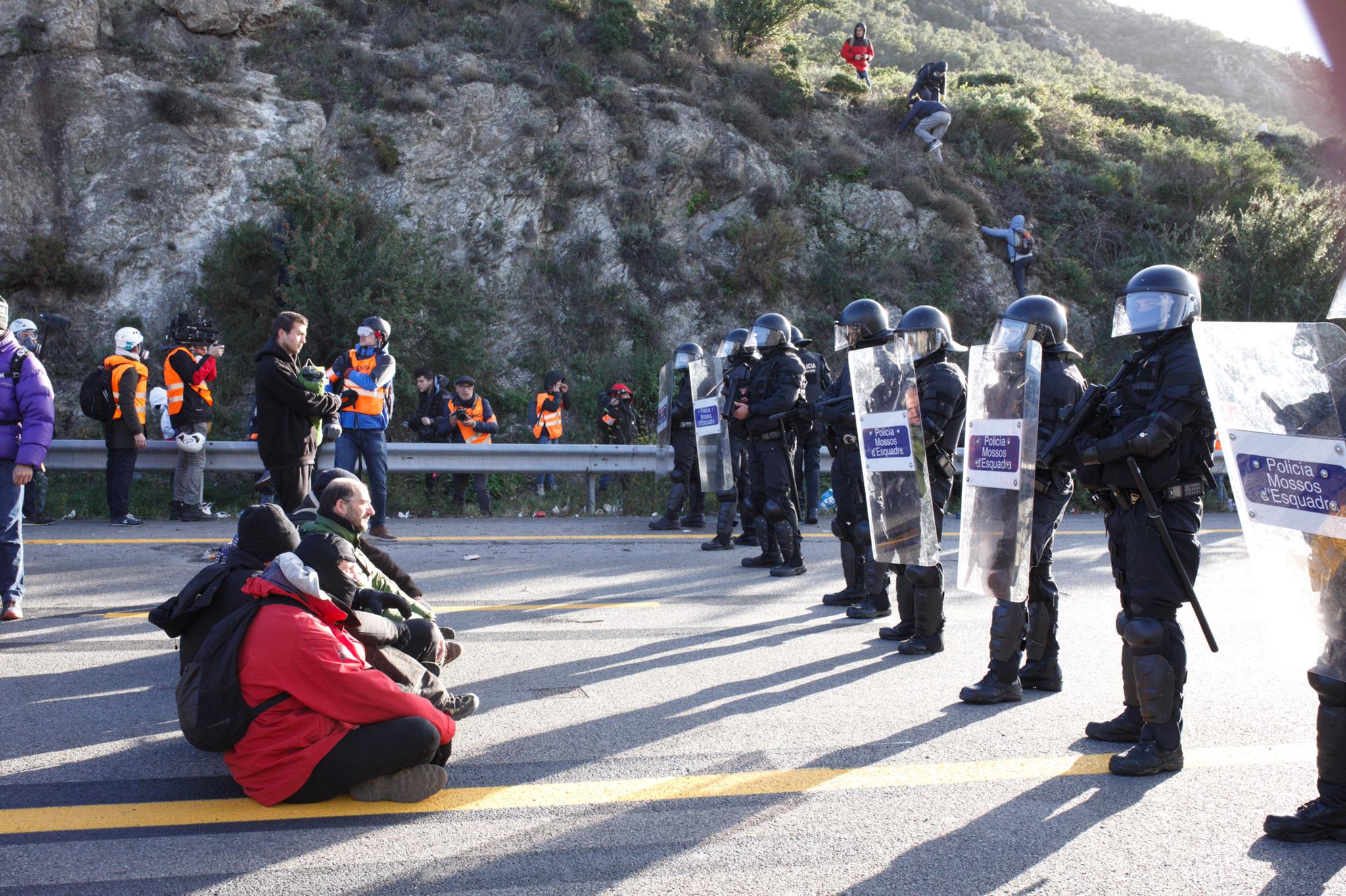 19 detenidos en el desalojo en la Jonquera