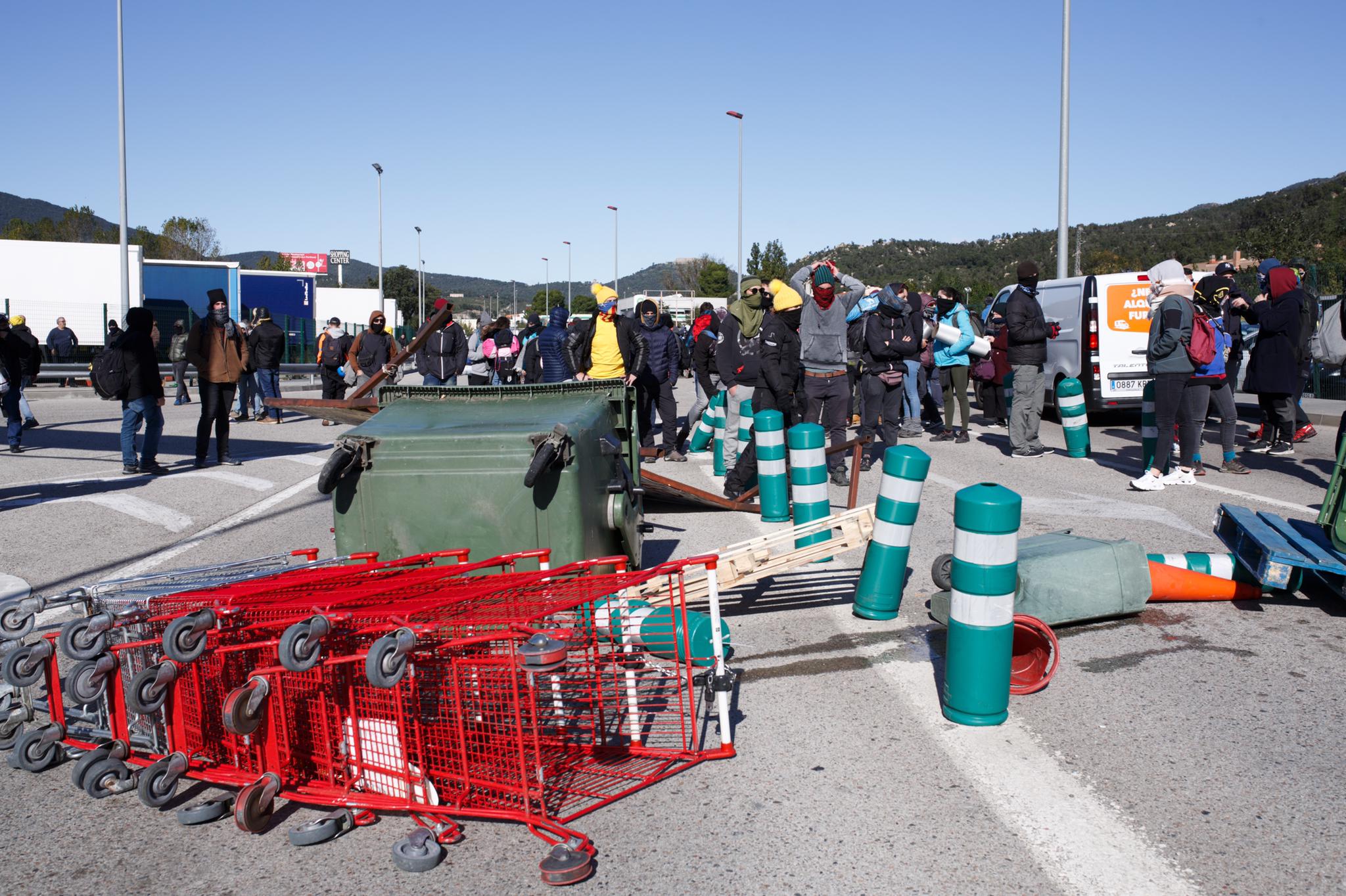 Spanish court investigates Catalan road blocks for terrorism