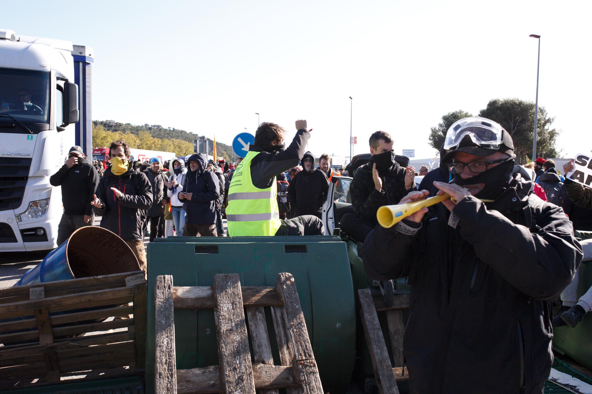 Catalan border reopened as protesters move to Girona and the Basque Country