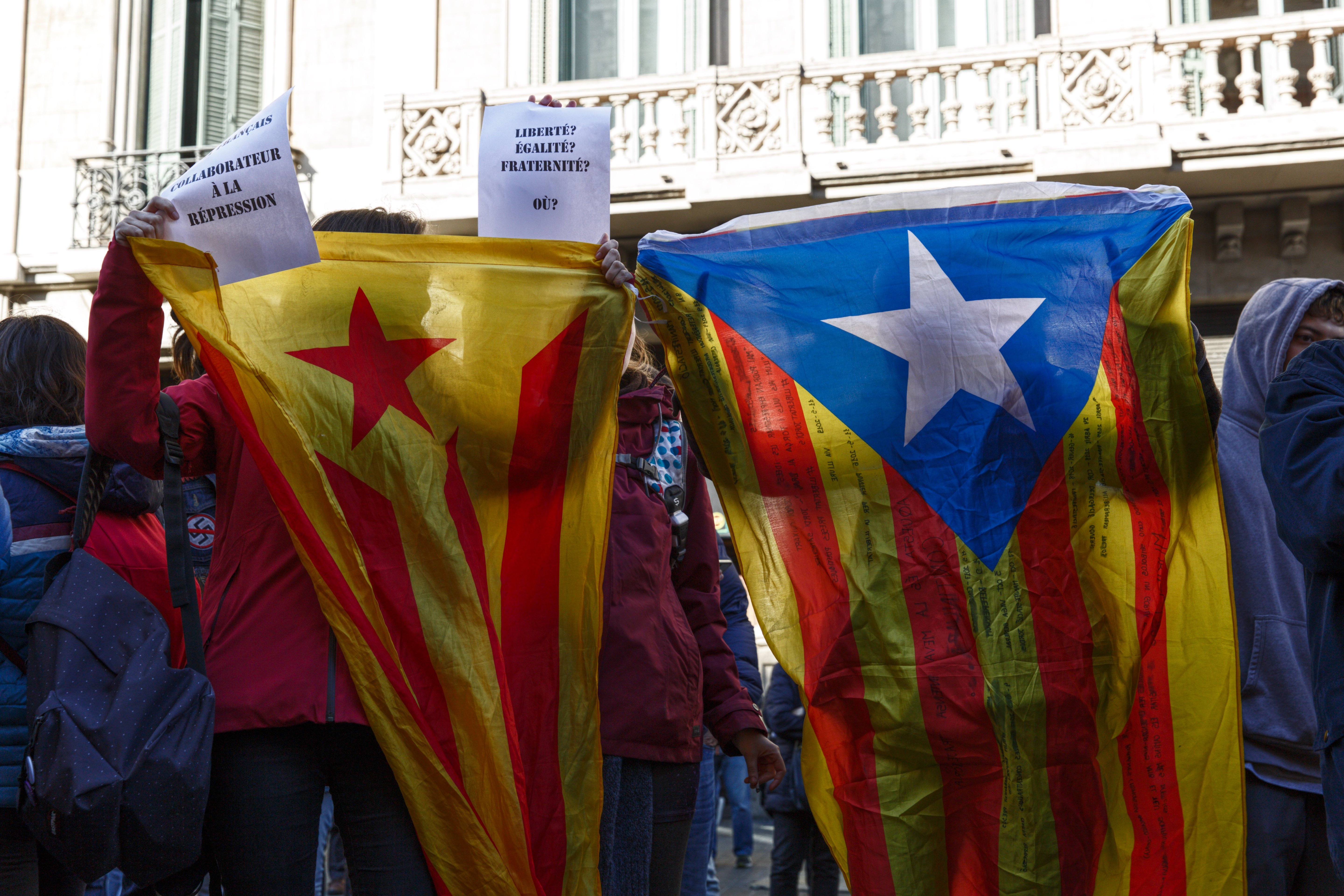 Els CDR es concentren davant del consolat francès a Barcelona