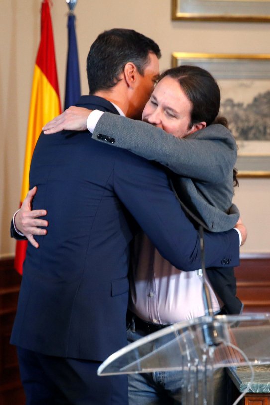 Pedro Sánchez Pablo Iglesias abraçada pacte EFE