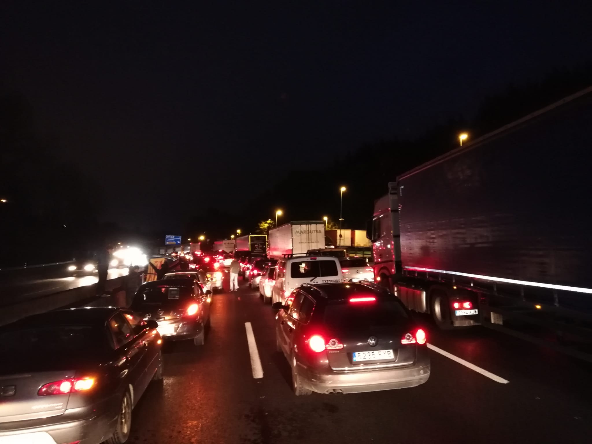 Basques bring key French border crossing to a standstill in solidarity with Catalonia