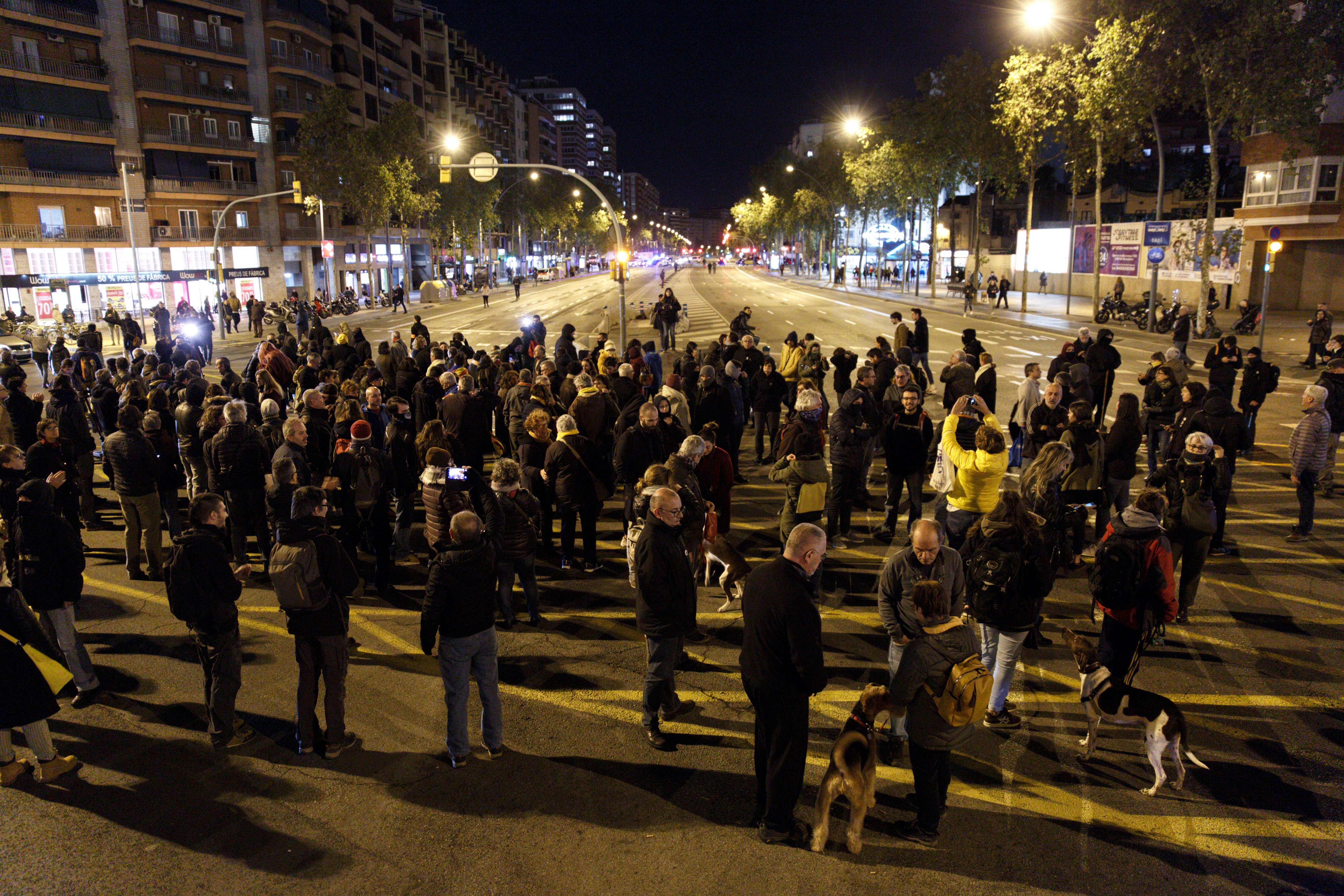 Protesters block main roads into Barcelona