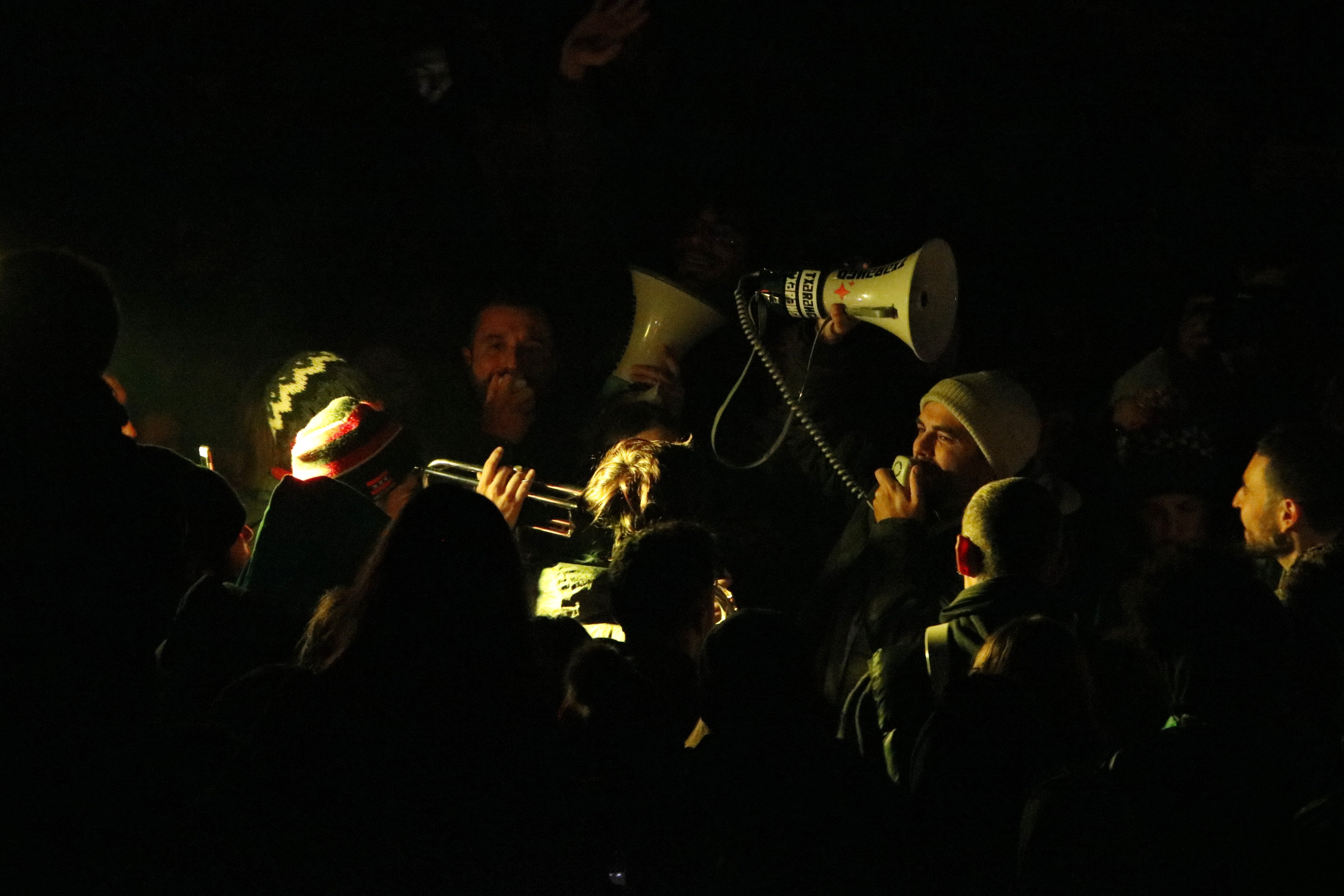 Actuació sorpresa de Txarango al tall de l'AP-7 a Girona