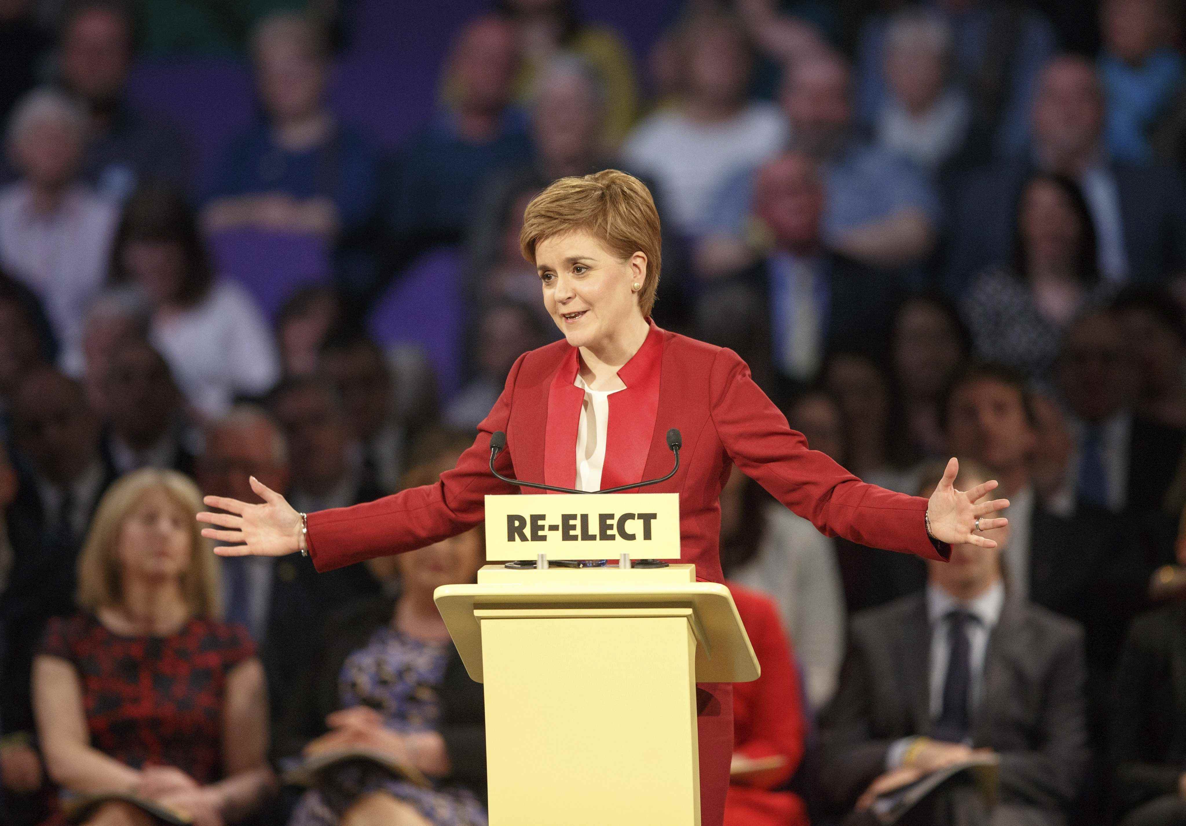 Les últimes enquestes apunten majoria absoluta de Sturgeon a Escòcia
