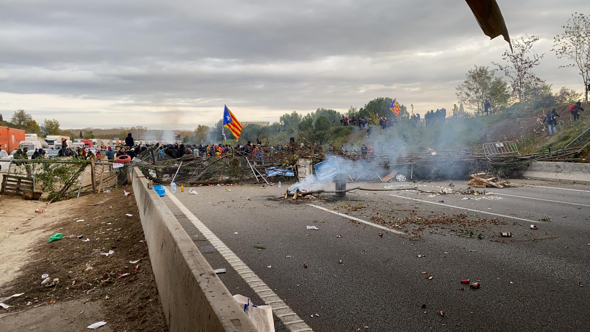 Dos hogueras cortan de nuevo la AP-7 al Alt Empordà