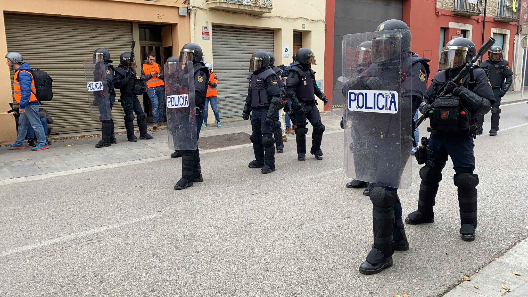 La policia desallotja l'AP-7 i trasllada la tensió a Girona