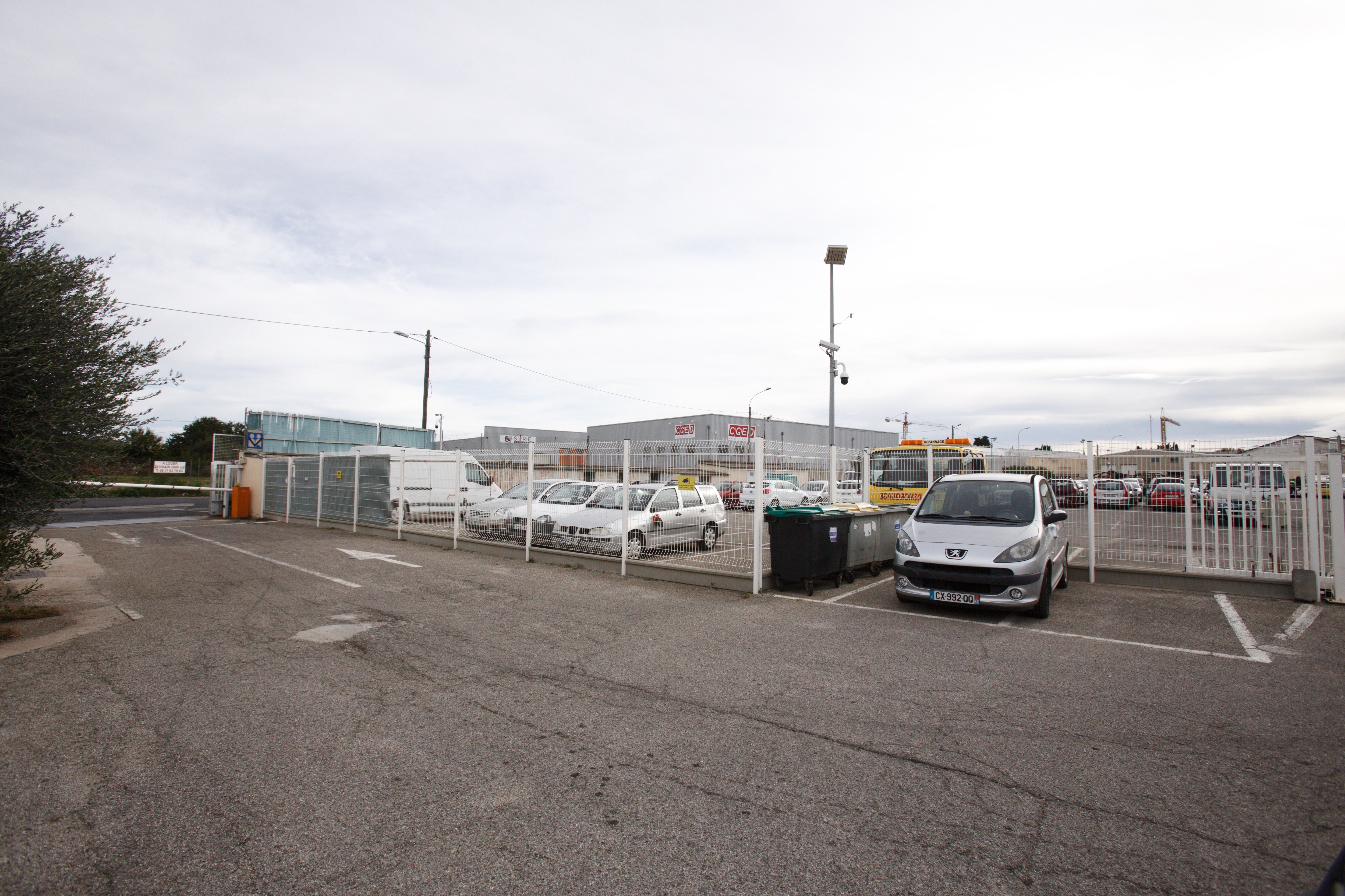 El periple per recuperar els cotxes que s'ha endut la grua de la frontera