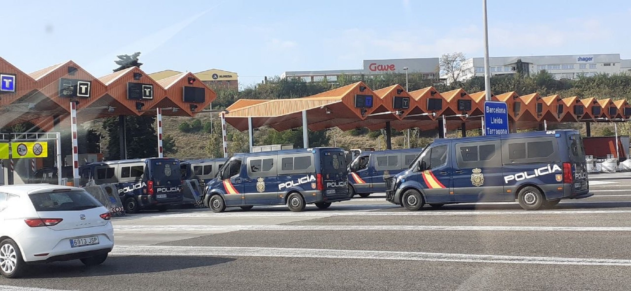 furgons policia nacional peatge ap 7 anonymous