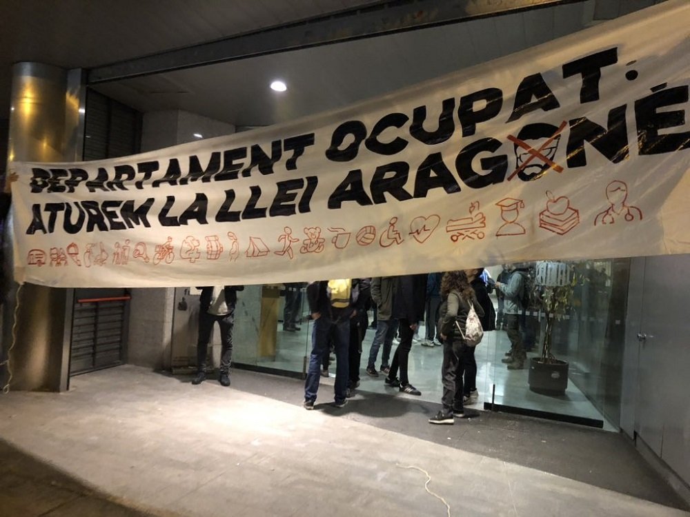 Los contrarios a la "ley Aragonés" ocupan la sede de Trabajo con el aval de la CUP