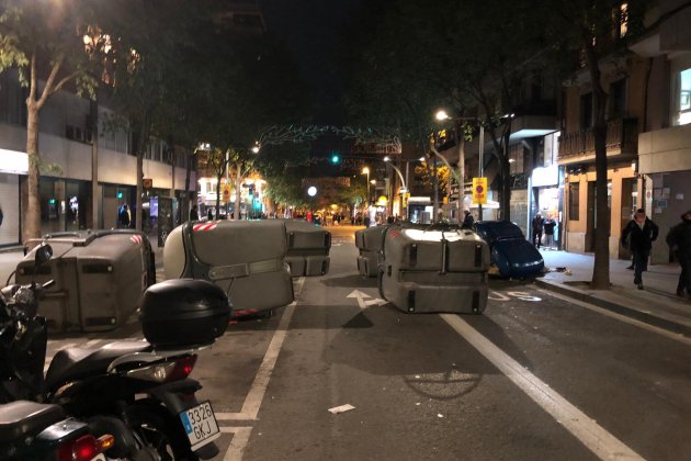 corte|trozo cdr contenedores barricadas joan guell - joan antich