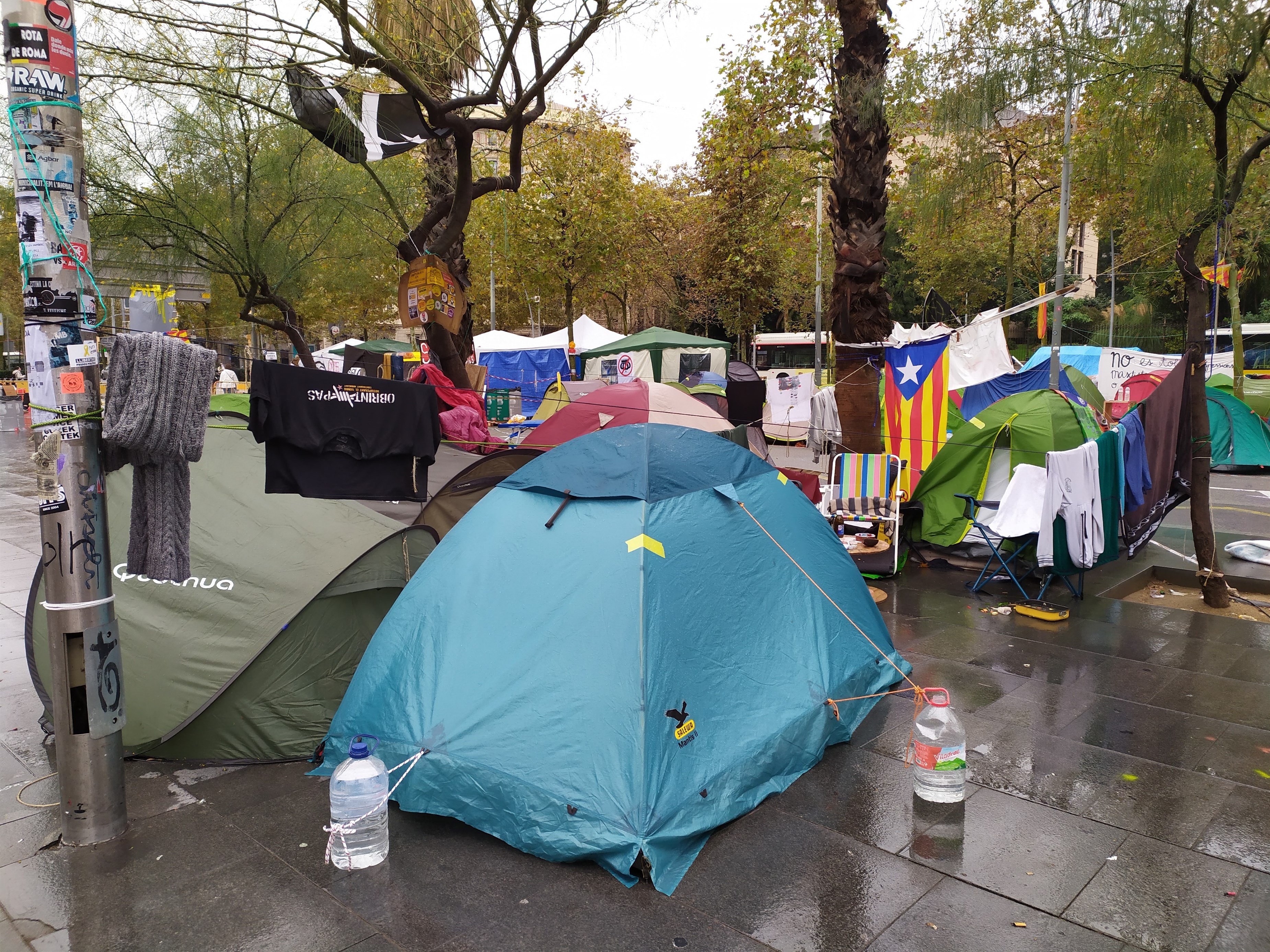 Els acampats de la plaça Universitat preveuen mantenir la protesta malgrat la pluja