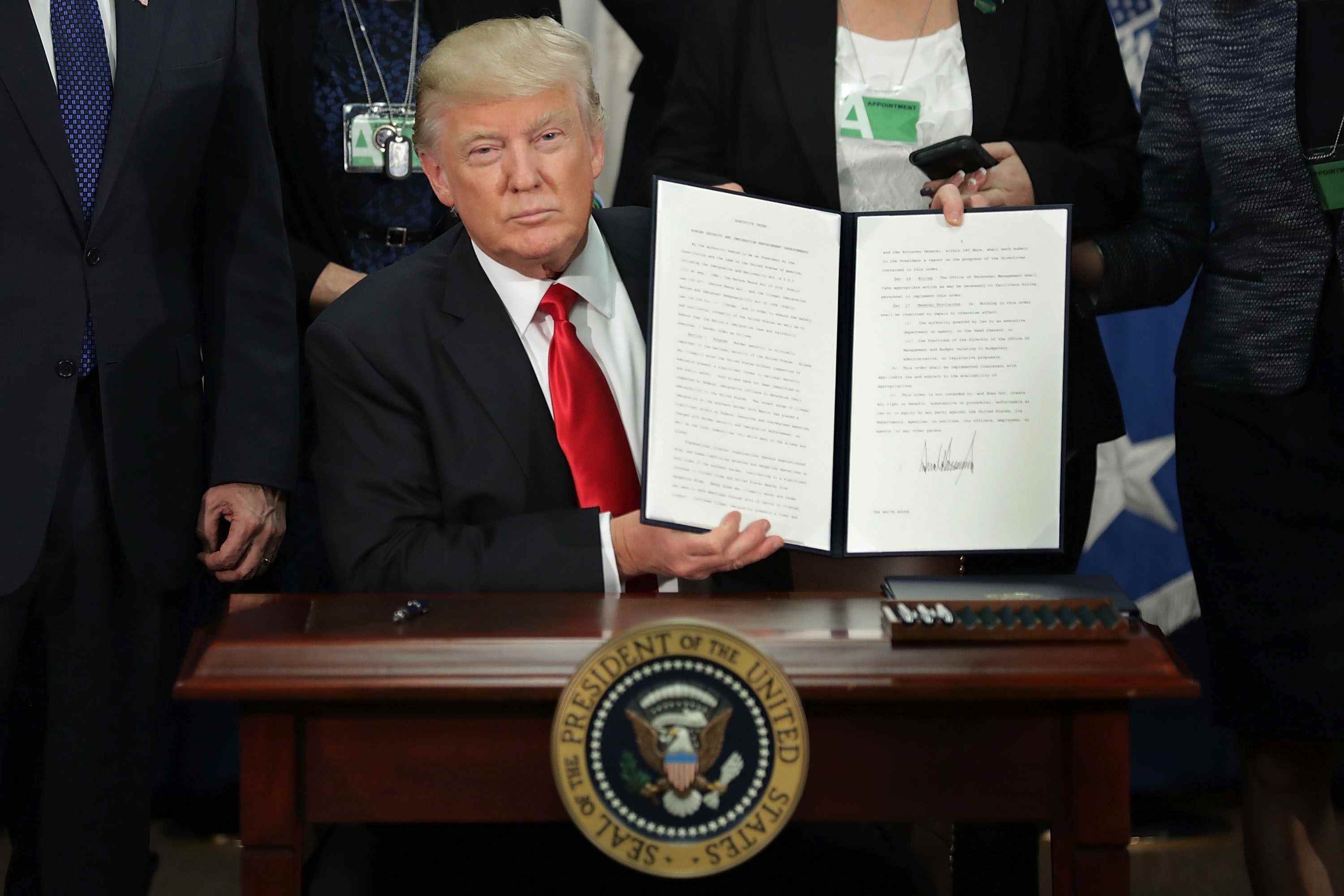 Trump firma l'ordre executiva per construir el mur amb Mèxic
