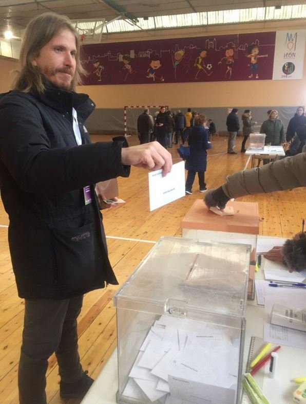 Pablo Fernández votando @ pablofdez 