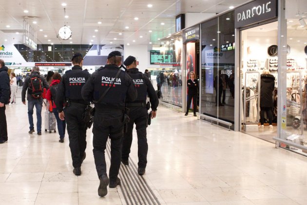 Mossos Sants Estació 2   Mireia Comas