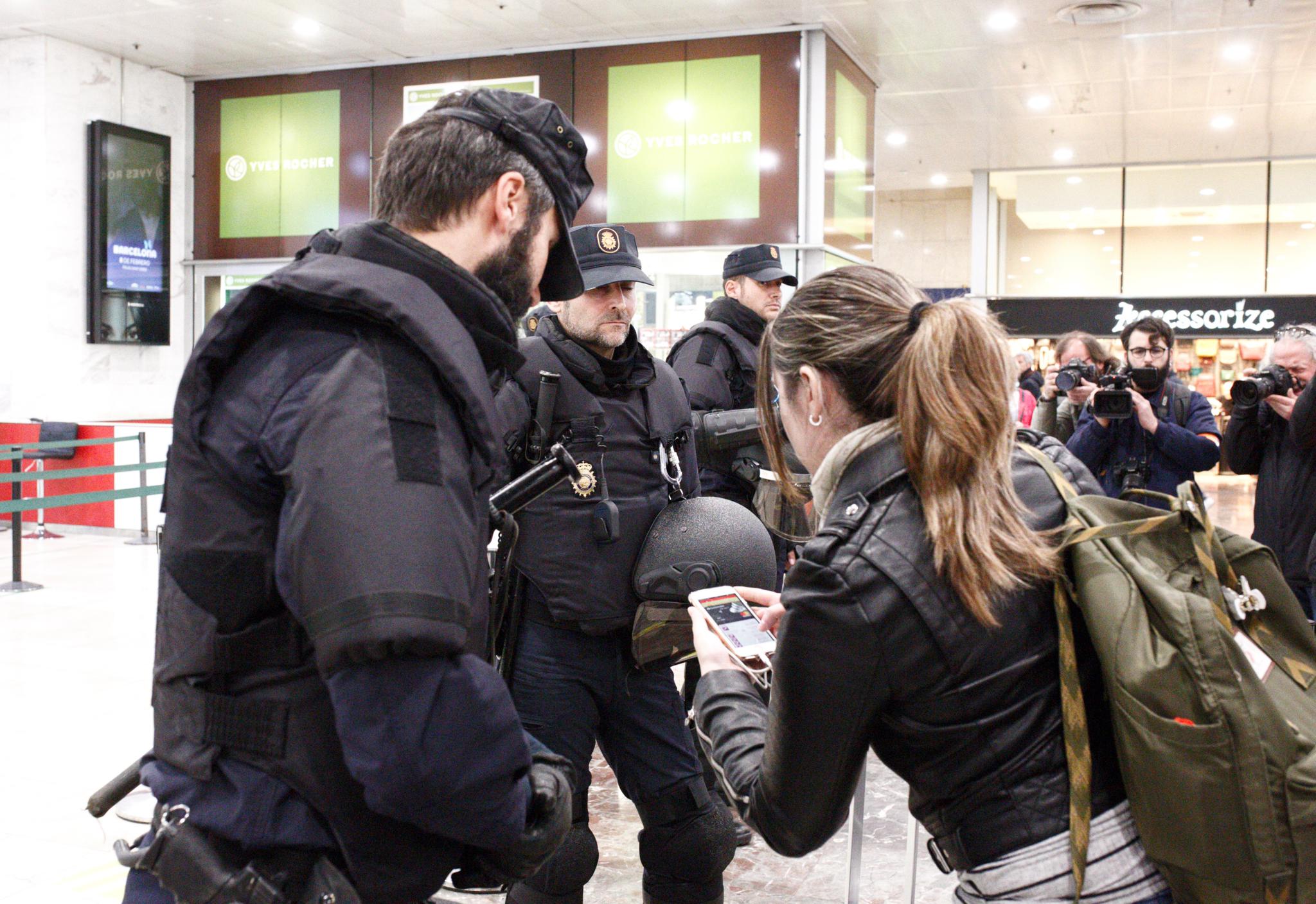 La policia espanyola atendrà en català a tot el País Valencià