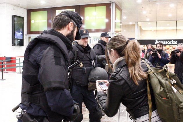 policia espanyola estació Sants 2   Mireia Comas