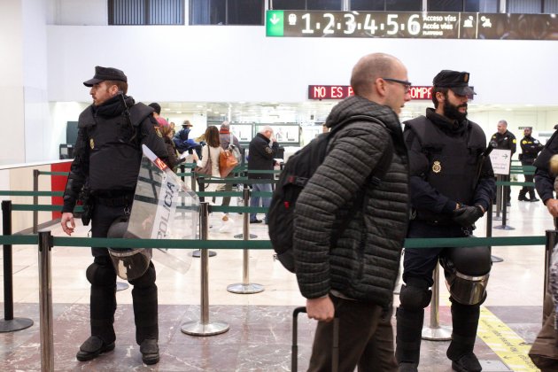 policia espanyola estació Sants   Mireia Comas