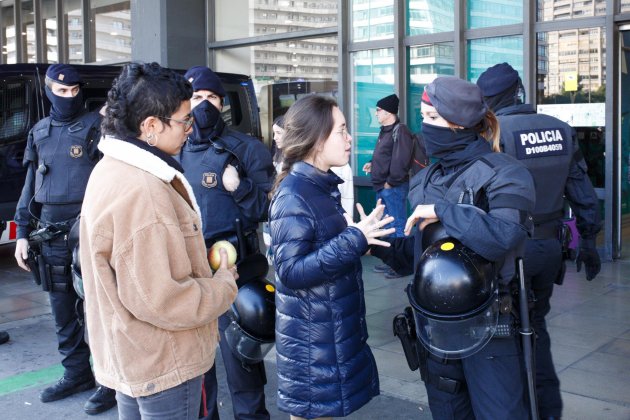 Mossos estació Sants   Mireia Comas