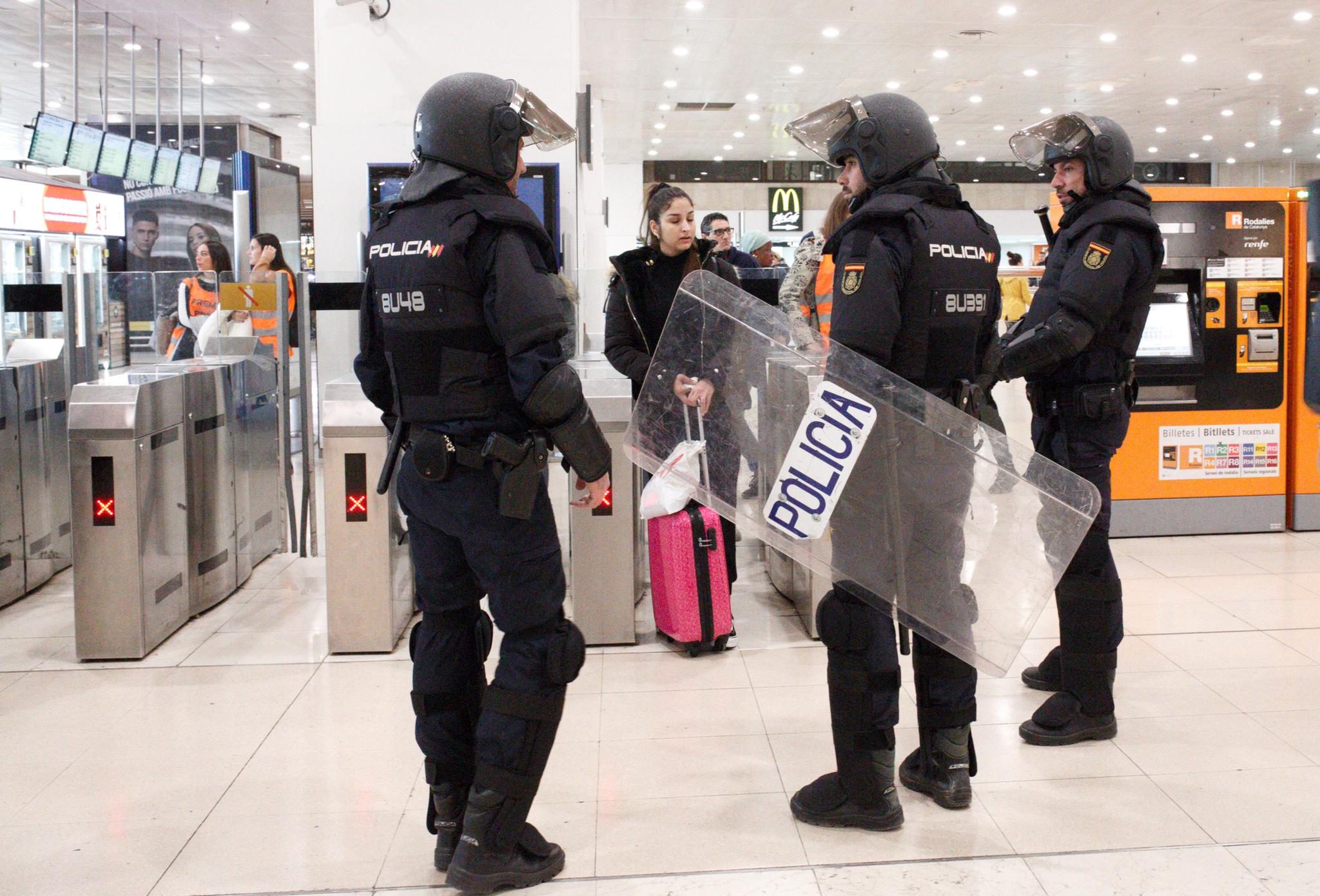 Hasta 1.400 antidisturbios españoles se marchan de Catalunya