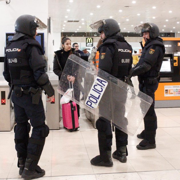 policia espanyola estació Sants 2   Mireia Comas