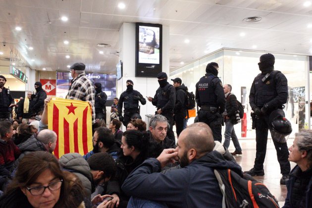 Manifestants estació Sants CDR   Mireia Comas