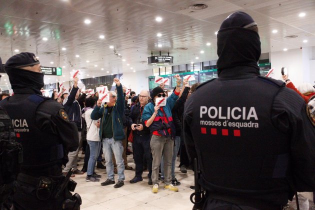 Manifestants estació Sants CDR   Mireia Comas