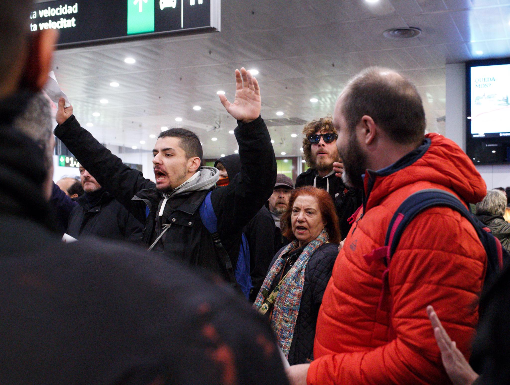 VÍDEOS | Tensión en Sants, los Mossos desalojan a los CDR