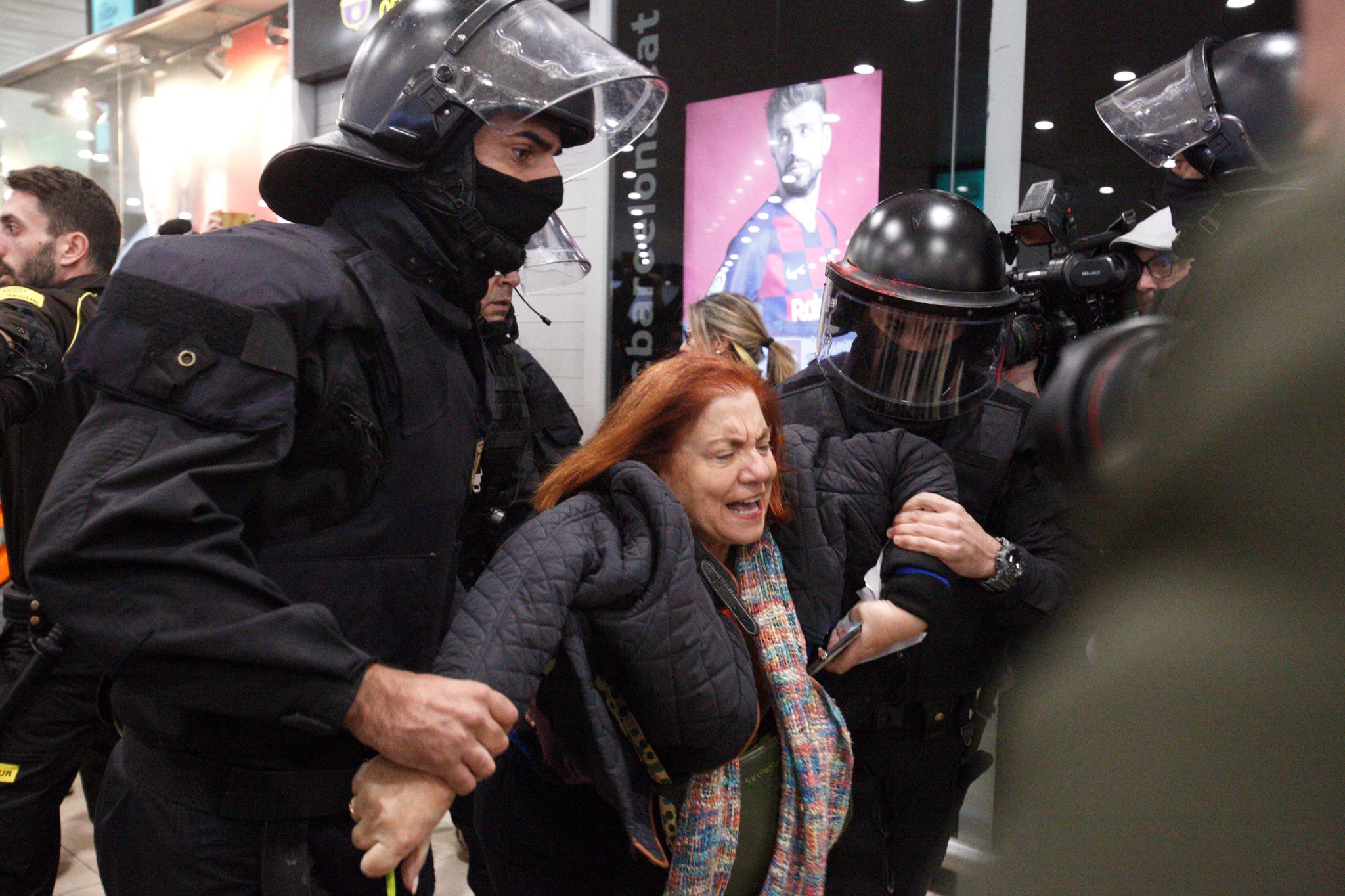 Los Mossos desalojan a un centenar de CDR de la estación de Sants