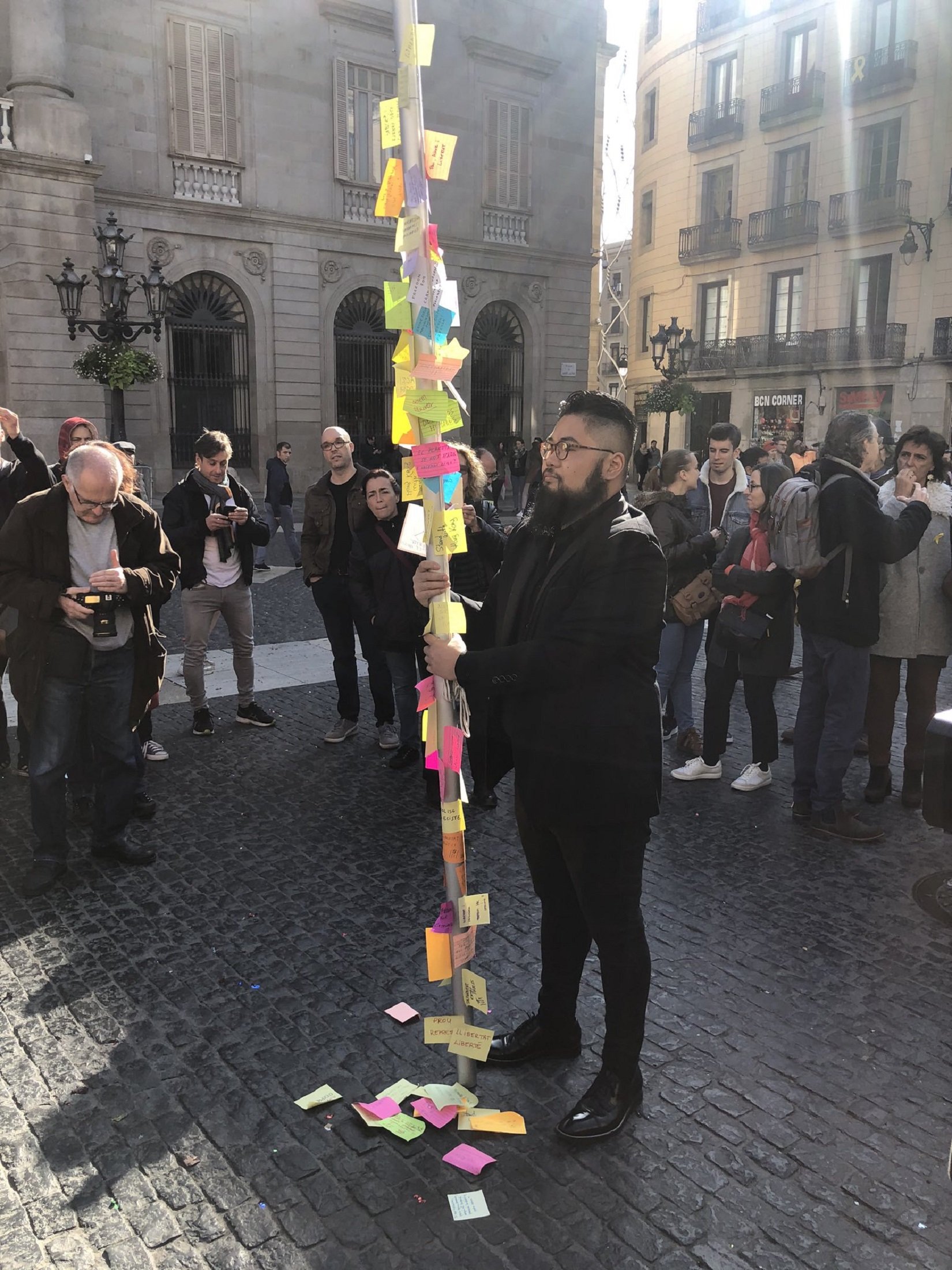 Un dissident xinès reclama democràcia a Catalunya amb la tècnica del 'Lennon Walls'