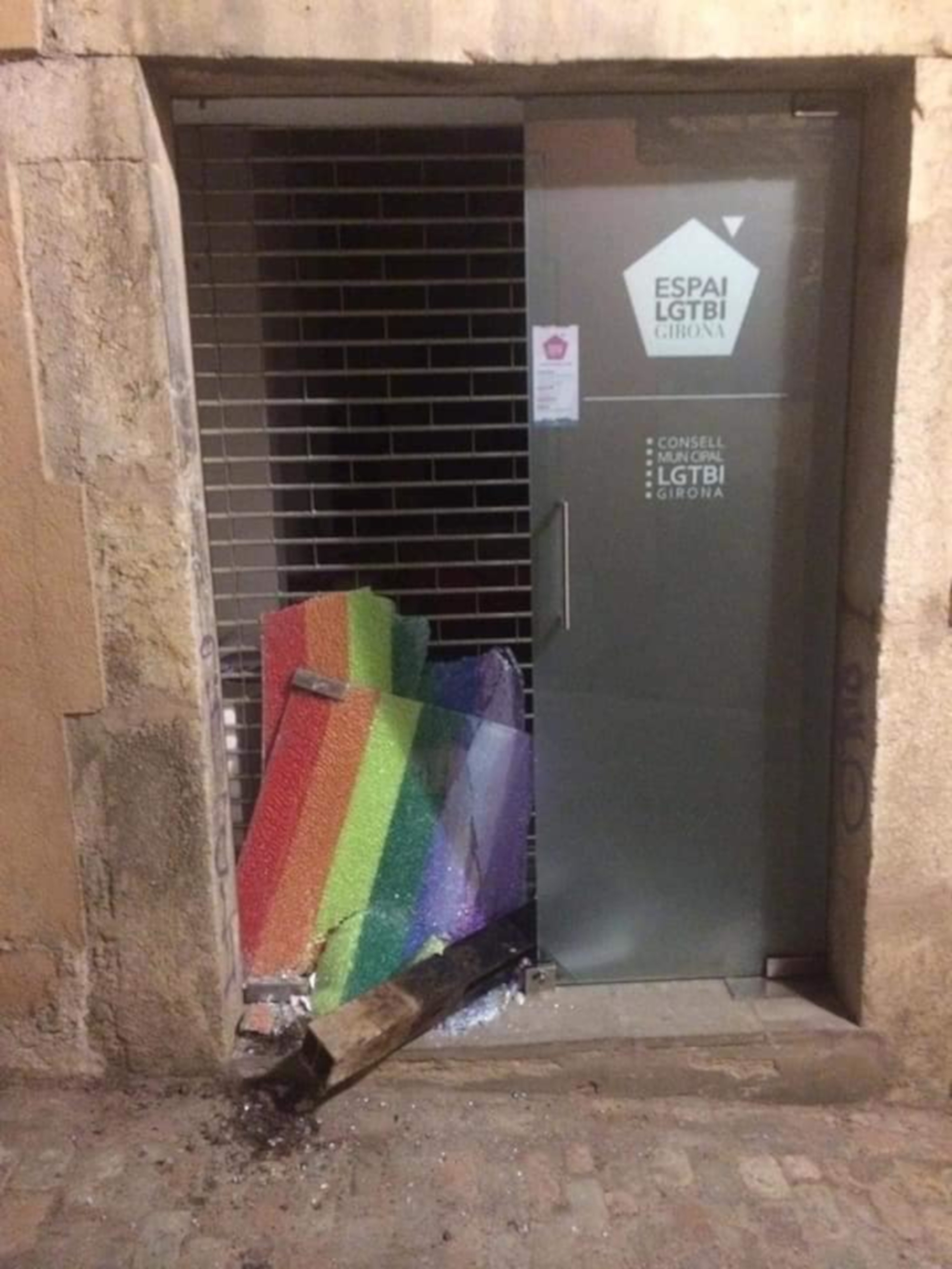 El Espacio LGTBI de Girona denuncia un "ataque fascista" contra su sede