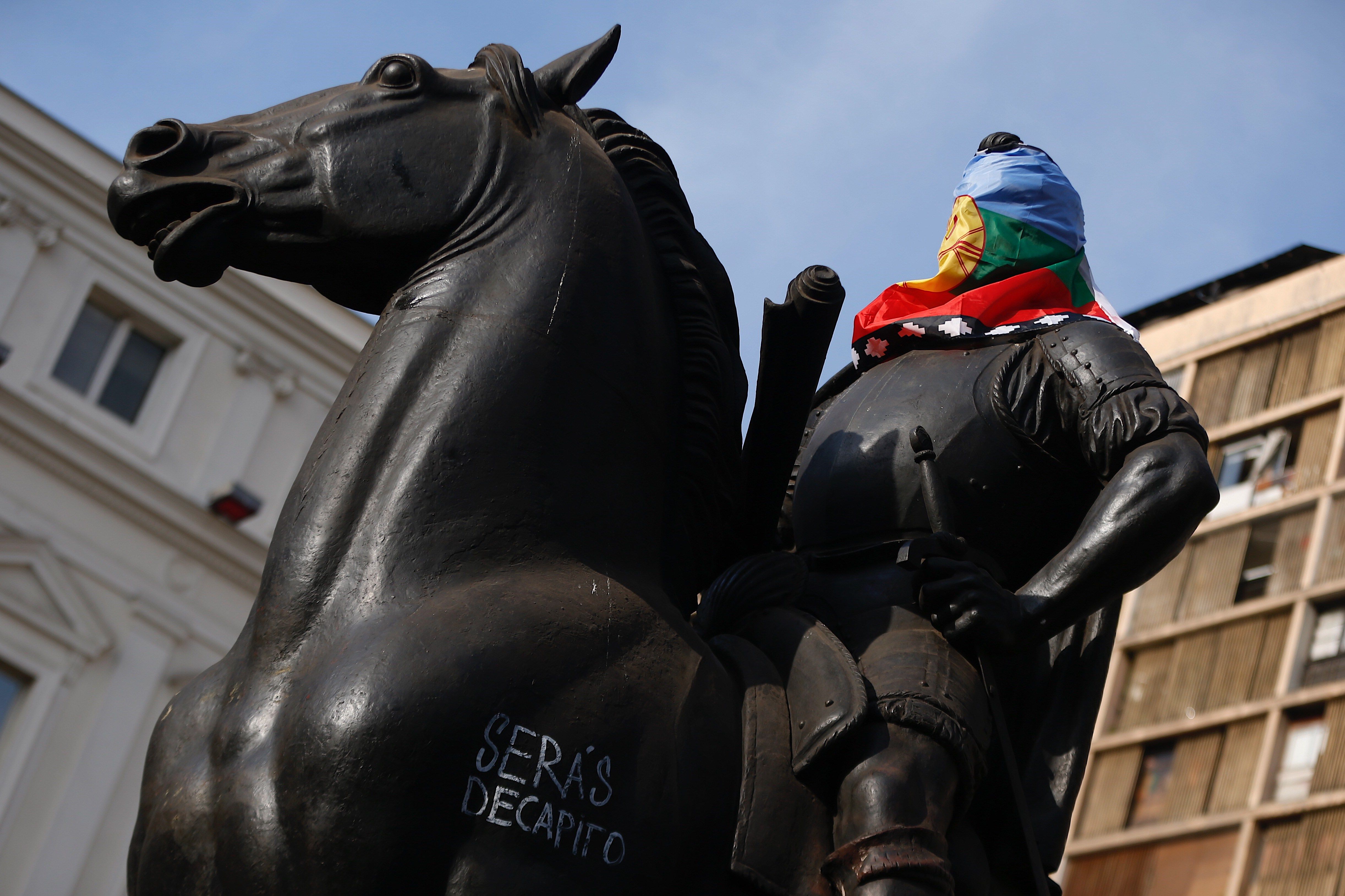 VÍDEO | Así han tumbado la estatua de un conquistador español en Chile