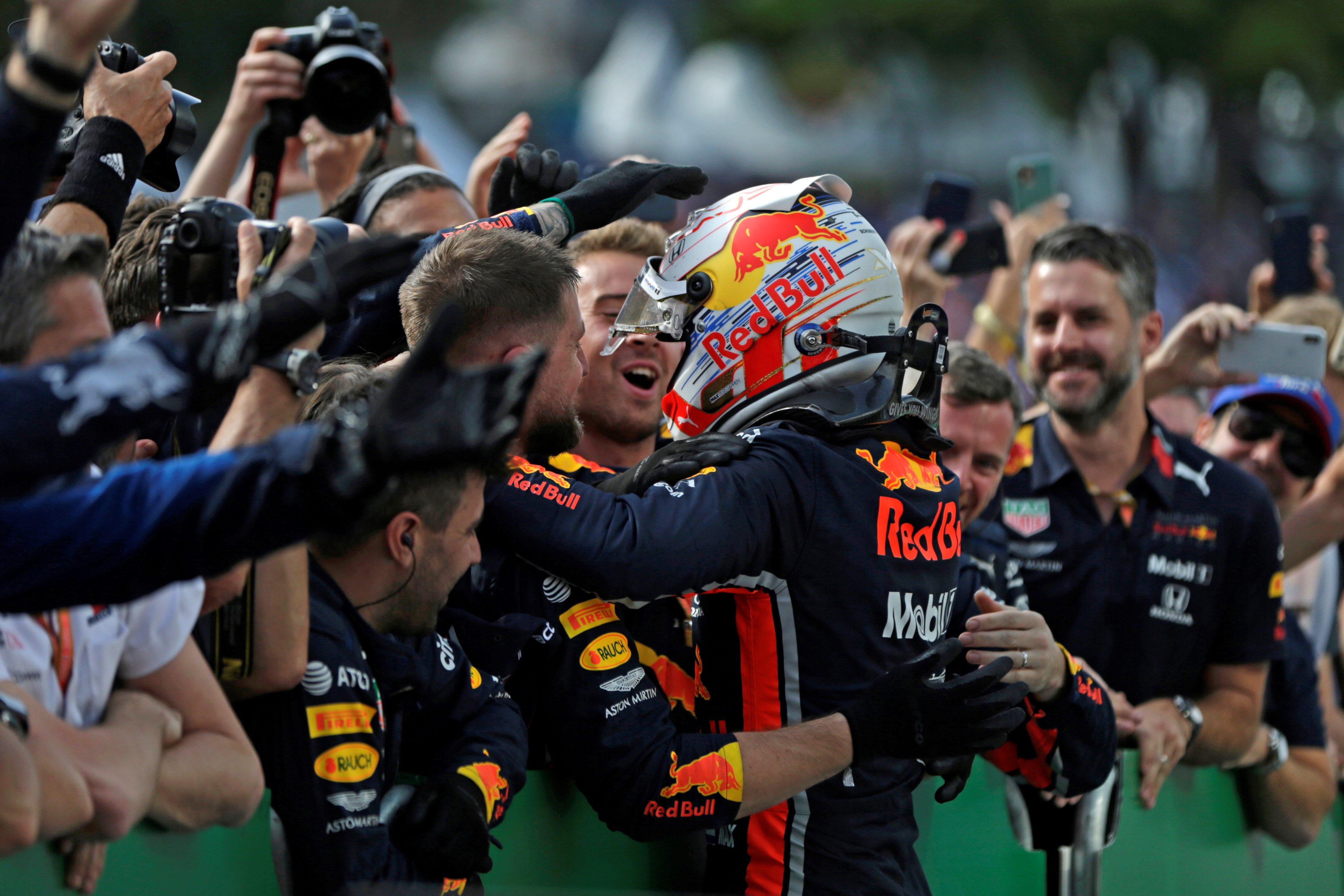 Verstappen brilla a Interlagos en el dia del primer podi de Carlos Sainz