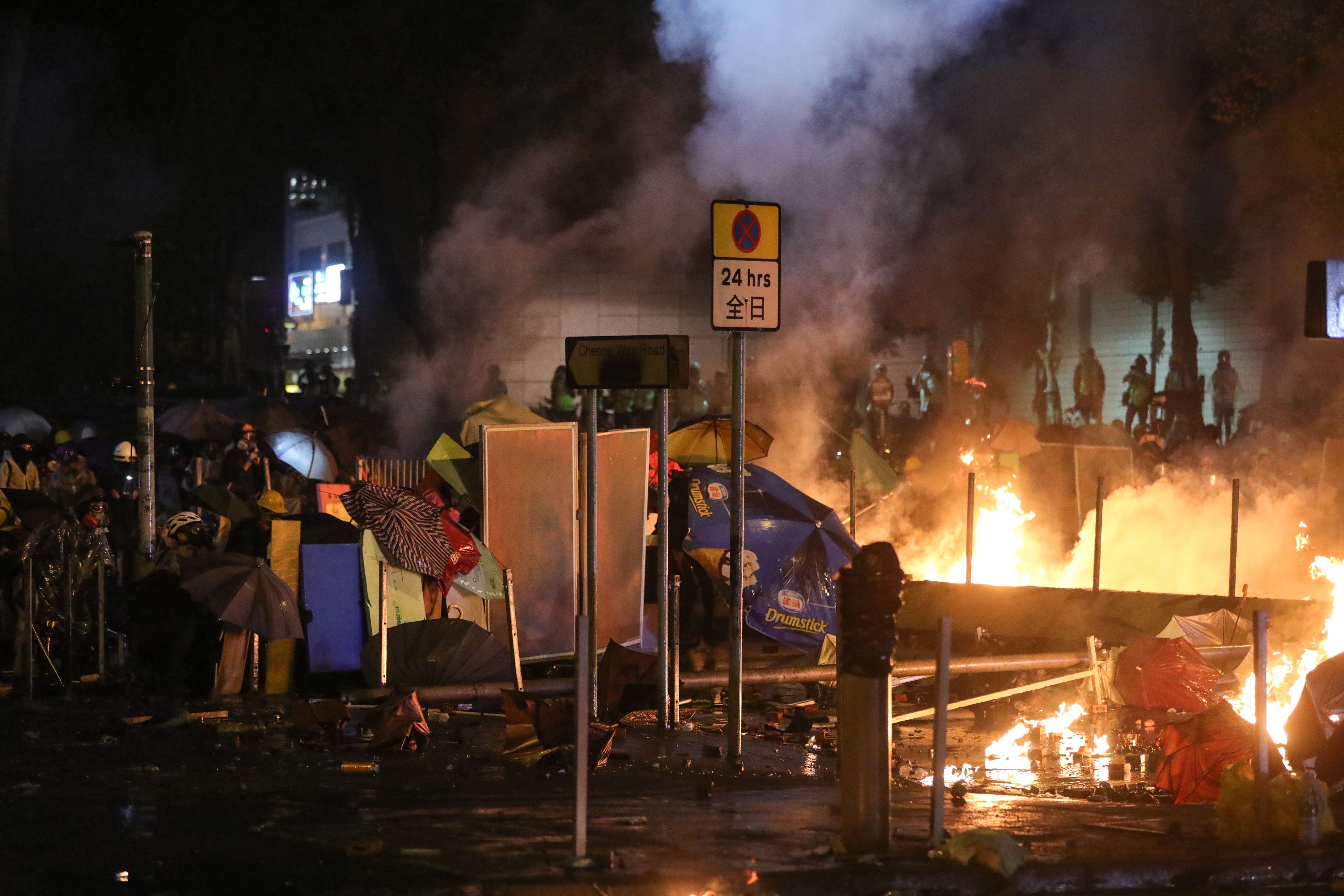 Noche de fuertes disturbios en Hong Kong: la policía amenaza con utilizar munición real