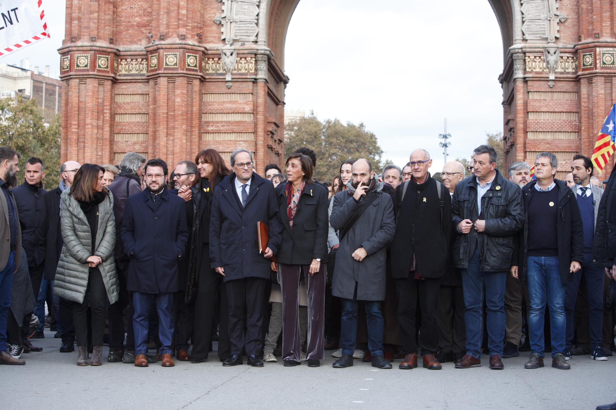 Una concentració acompanya Torra fins a les portes del TSJC entre crits de "no esteu sols"