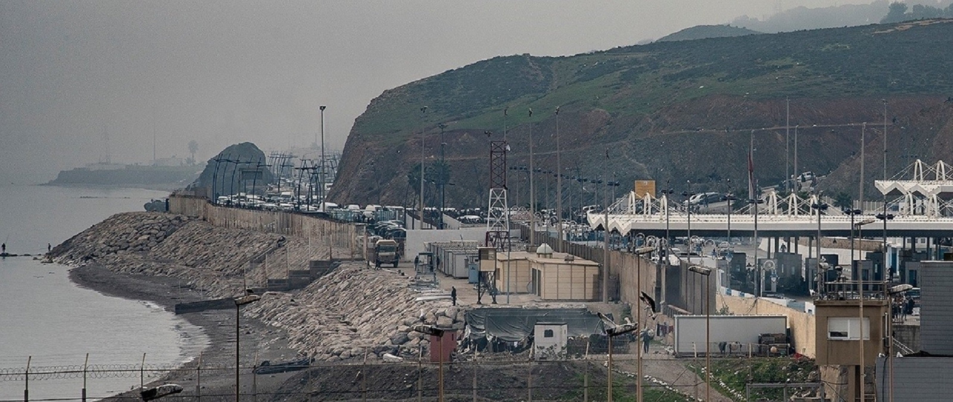 Una furgoneta con 52 migrantes revienta la frontera de Ceuta a gran velocidad