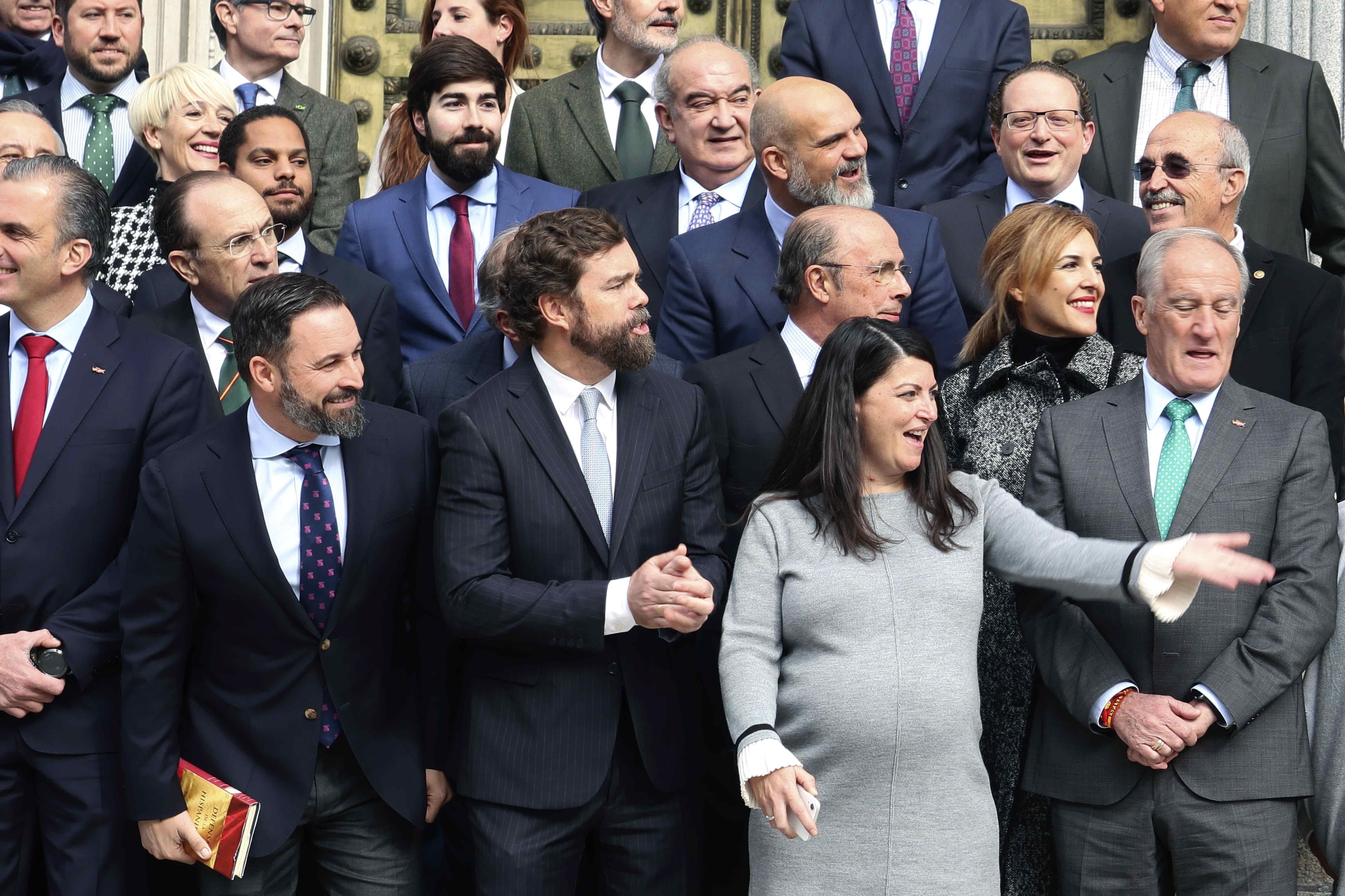 Abascal irrumpe en el Congreso con 52 diputados y un libro sobre las "gestas" de España