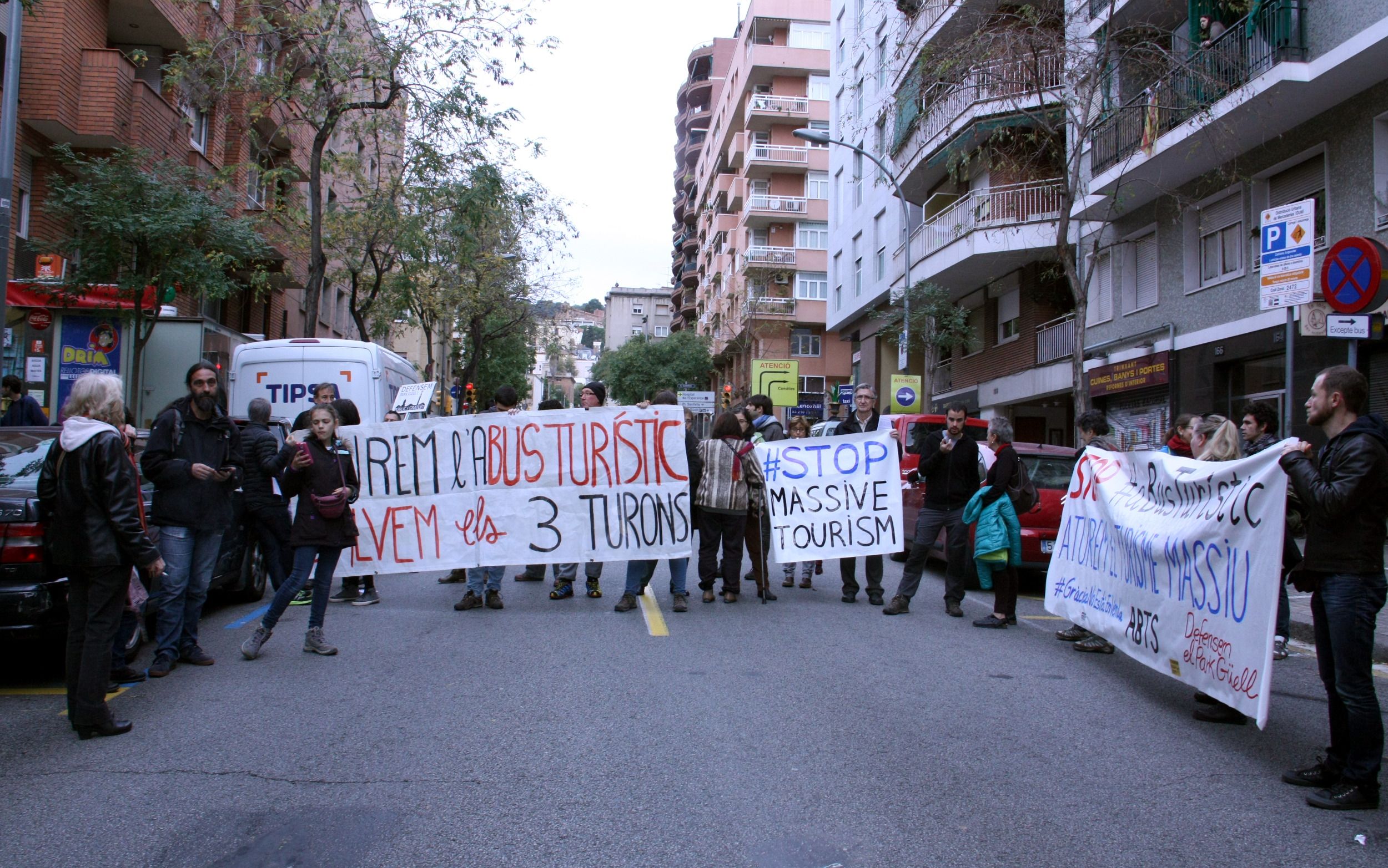 Hoteleros y comerciantes ven posiciones radicales al Ayuntamiento de Barcelona